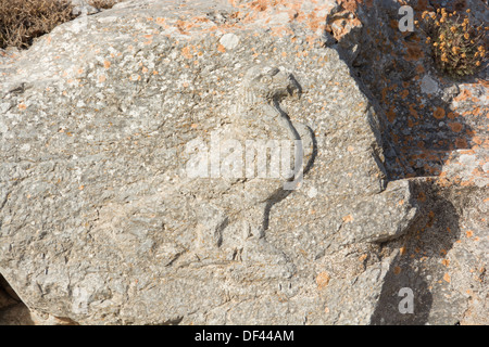 SANTORINI (THIRA), cicladi grecia. Rock carving di aquila presso il Santuario di Artemidoros nell Antica Thera. Foto Stock