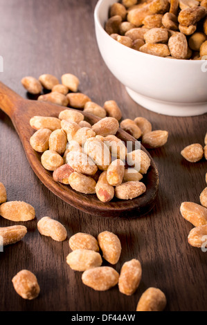 Messa a fuoco selettiva su le noccioline nel mestolo di legno Foto Stock
