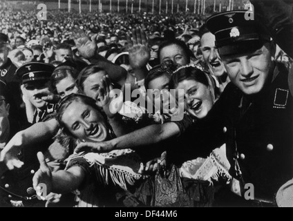 Folla tedesco saluto Adolf Hitler, Buckeberg, Germania, 1935 Foto Stock