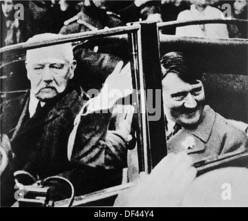 Il Presidente Paul von Hindenburg e il cancelliere Adolf Hitler in auto, Germania, 1933 Foto Stock