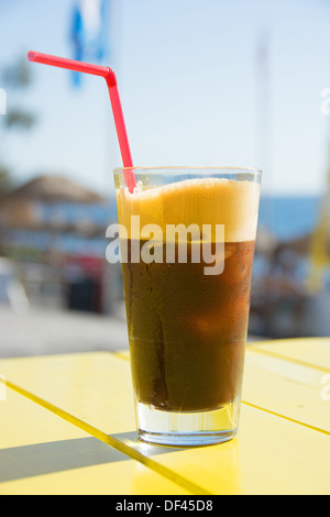 Un bicchiere di spuma 'espresso fredo' iced caffè nero. La Grecia, 2013. Foto Stock