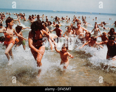 La folla di persone in esecuzione al di fuori dell'acqua a Beach, sul set del film "ganasce", Zanuck/Brown Company, Universal Pictures, 1975 Foto Stock