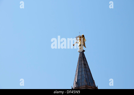 Angelo sulla parte superiore della Basilica di Sant'Antonio di Padova un luogo di pellegrinaggi fr#o secoli Foto Stock