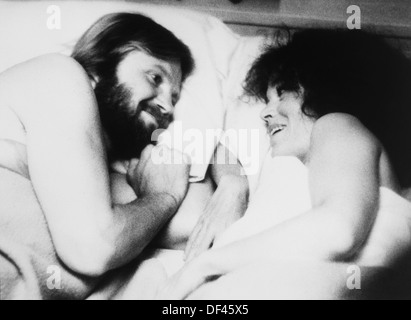 Jon Voight e Jane Fonda nel letto, On-Set del film "Tornando a casa", 1978 Foto Stock