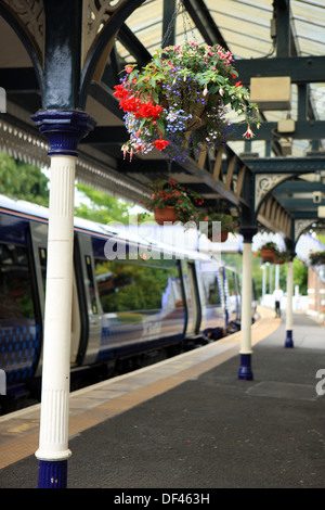 Treno alla piattaforma in Aberdour stazione ferroviaria in Fife Scozia Scotland Foto Stock