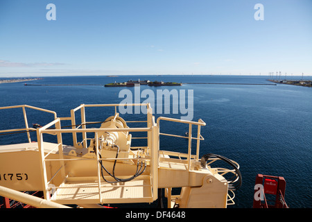 Il mare Trekroner fort nella distanza su giallo strutture in acciaio sul maestoso Maersk nel porto di Copenhagen, Danimarca Foto Stock