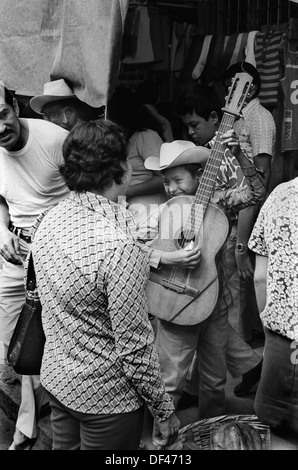 Mazatlan Messico, ragazzo busking nella strada affollata suonando la chitarra 1970 messicano stato di Sinaloa. 1973 HOMER SYKES Foto Stock