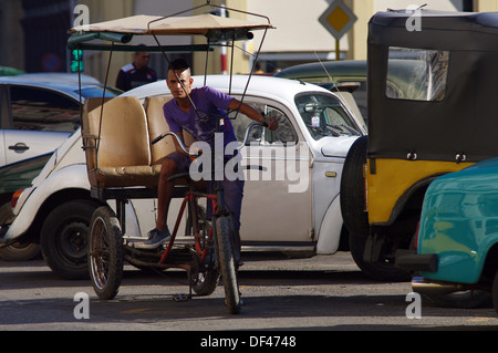 Bici-taxi driver nella Vecchia Havana, Cuba Foto Stock