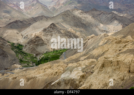 Guardando verso il basso sulla autostrada Srinagar-Leh e il paesaggio Moonland, con Lamayuru Gompa nella distanza, Lamayuru, (Ladakh) Jammu e Kashmir India Foto Stock