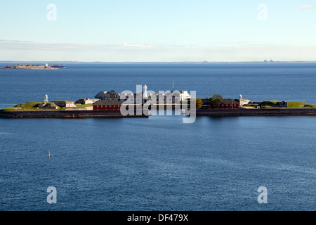 Il mare Trekroner fort all'entrata del porto di Copenhagen visto da Maersk Line Triple-E CONTENITORE maestosa nave Maersk. Foto Stock