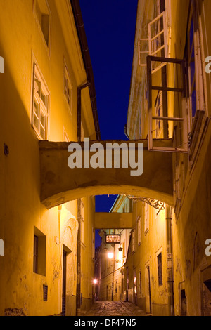 La Slovacchia, Bratislava, Bastova Street nella città vecchia al crepuscolo Foto Stock