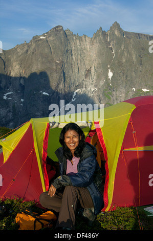 Fotografo Outdoor Zizza Gordon nella tenda camp a Litlefjellet nella valle Romsdalen, Møre og Romsdal, Norvegia. Foto Stock