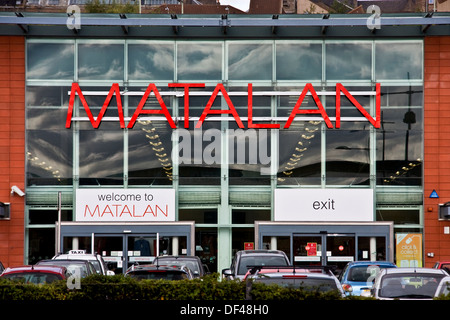 Matalan è una società leader nel settore fashion retail outlet vendita di top brand fashion a prezzi accessibili lungo il Dock Street a Dundee, Regno Unito Foto Stock