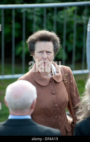 Swansea, Regno Unito. Il 27 settembre, 2013. Princess Anne visite Oystermouth Castle nel piccolo villaggio di Mumbles vicino a Swansea Regno Unito oggi. Credito: Phil Rees/Alamy Live News Foto Stock