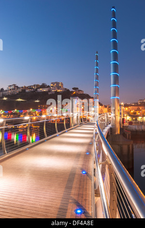 Il moderno Millenium Bridge a Torquay Harbour, crepuscolo. Foto Stock