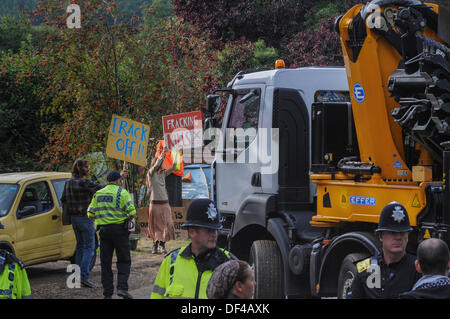 Balcombe, West Sussex, Regno Unito . Il 27 settembre, 2013. Ultimo camion a lasciare la prova Cuadrilla sito di perforazione in Balcombe, West Sussex, UK Credit: David Burr/Alamy Live News Foto Stock