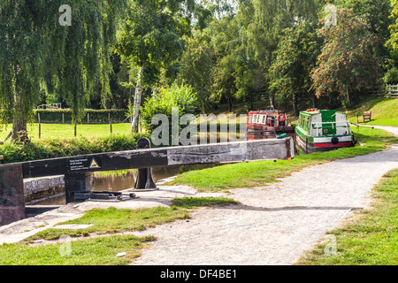 Narrowboats ormeggiate lungo il Monmouthshire e Brecon Canal a serratura Llangynidr nel Parco Nazionale di Brecon Beacons. Foto Stock