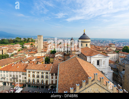 Vista dalla Torre Civica (Campanone) su Piazza Vecchia verso Bergamo Bassa con il Duomo a destra, Bergamo Alta, Lombardia, Italia Foto Stock