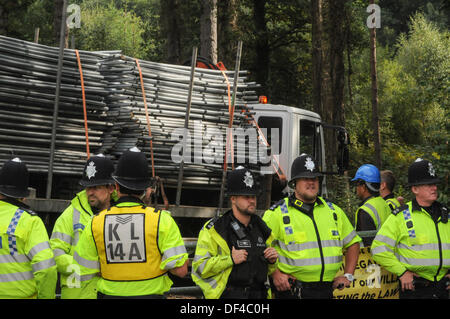 Balcombe, West Sussex, Regno Unito . Il 27 settembre, 2013. La recinzione di sicurezza viene caricato e rimossi dal test Cuadrilla sito di perforazione in Balcombe, West Sussex, UK Credit: David Burr/Alamy Live News Foto Stock