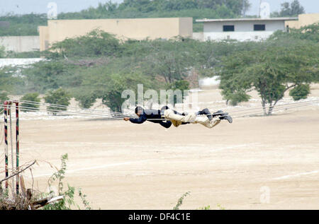 Elite Force Commandos della polizia stanno mostrando il loro talento durante 28th-29th passare fuori parata tenutasi presso la polizia Razzaqabad Training Center di Karachi il Venerdì, 27 settembre 2013. Foto Stock