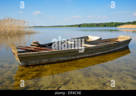 Lago trasparente con piccole imbarcazioni in legno Foto Stock