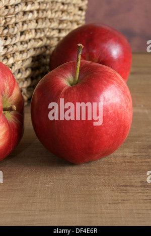 Rosso brillante scoperta mele appena raccolto Foto Stock