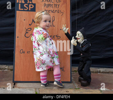 Skipton Regno Unito. 27 Settembre, 2013. Festival internazionale del teatro di figura. Daisy Le Drew, 1 anno di età bimbo da Derby a Skipton biennale del festival internazionale del teatro di figura, sideshow con il teatro dei burattini di società di controllo provenienti da tutta Europa. Foto Stock