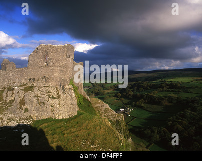 Carreg Cennen Castle in luce drammatica Black Mountain Brecon Beacons vicino a intrappolare Carmarthenshire West Wales UK Foto Stock