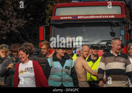 Balcombe, West Sussex, Regno Unito. Il 27 settembre, 2013.sorrisi su ambientalisti e facce di polizia come veicoli del gioco sono condotti al sito Cuadrilla in Balcombe, West Sussex, UK Credit: David Burr/Alamy Live News Foto Stock