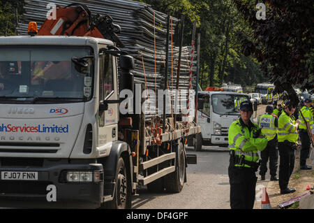 Balcombe, West Sussex, Regno Unito. Il 27 settembre, 2013.autocarro caricato con la recinzione di sicurezza lascia la prova Cuadrilla sito di perforazione in Balcombe, West Sussex, Regno Unito come operazioni vi cessate. Credito: David Burr/Alamy Live News Foto Stock