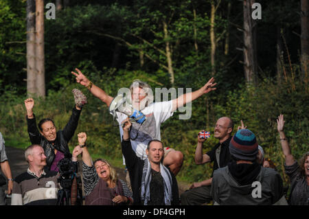 Balcombe, West Sussex, Regno Unito. Il 27 settembre, 2013.manifestanti ambientalisti rallegrarsi che prendono il posto di polizia presso il sito Cuadrilla ingresso in Balcombe, West Sussex, UK Credit: David Burr/Alamy Live News Foto Stock