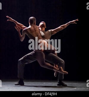 Sadler's Wells, Londra. Il 27 settembre, 2013. Parte di Indigo Rose coreografato da Jirí Kylián, uno di un triple bill dal Lago di cedro balletto contemporaneo, Sadler's Wells. Londra. 27/09/13: Credito Carole Edrich/Alamy Live News Foto Stock