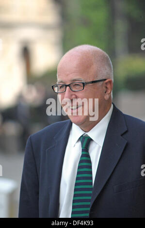 Old Bailey Londra, Regno Unito. Il 27 settembre, 2013. Ex British Europa il ministro del Lavoro e MP Denis MacShane presso la Old Bailey Londra 27/09/ 2013, su accuse di falso in bilancio oltre il suo rimborso spese in parlamento. Il Pubblico Ministero ha detto MacShane, 65, rivendicato £12.900 per la ricerca e i servizi di traduzione non fatto Credito: JOHNNY ARMSTEAD/Alamy Live News Foto Stock