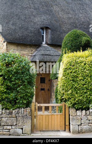 Porta ad un cottage con tetto di paglia in Chipping Campden Cotswolds Inghilterra Foto Stock