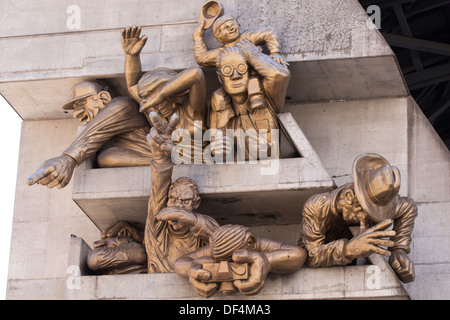 Il pubblico da Michael Snow. Ventola di baseball gargoyles presso il Rogers Centre (ex Skydome) a Toronto, Ontario. Foto Stock