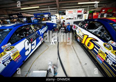 Dover, DE, STATI UNITI D'AMERICA. Il 27 settembre, 2013. Dover, DE - Sep 27, 2013: Carl Edwards (99) e Greg Biffle (16) sedersi accanto a ogni altro in garage durante la pratica per la AAA 400 a Dover International Speedway di Dover, DE. Credito: csm/Alamy Live News Foto Stock