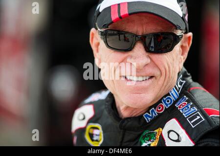 Dover, DE, STATI UNITI D'AMERICA. Il 27 settembre, 2013. Dover, DE - Sep 27, 2013: Mark Martin (14) situata sulla parete in attesa di qualificarsi per la AAA 400 a Dover International Speedway di Dover, DE. Credito: csm/Alamy Live News Foto Stock