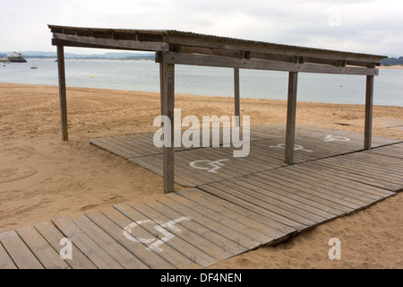 Spiaggia di rampa di accesso per sedia a rotelle a Santander, Spagna Foto Stock