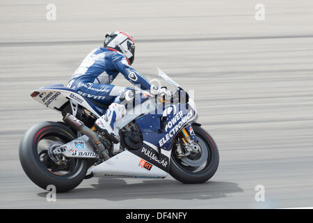 Teruel, Spagna. Il 27 settembre, 2013. Il pilota francese, Randy Depuniet, 32, tenta di ottenere un buon risultato nelle libere 2 in Aragona Motogp grand prix, nel circuito di Alcaniz in Spagna su settembre 27th, 2013Power Electronics Aspar pilota Randy Depuniet ha finito sedicesimo in fp2 nel circuito di Alcaniz, Teruel, Spagna. © José Díez Bey/Alamy Live News Foto Stock