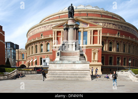 Vista della Royal Albert Hall dal principe consorte Road Foto Stock