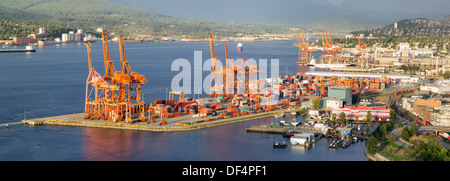 Porto di Vancouver BC Canada con navi gru e Container Panorama Foto Stock