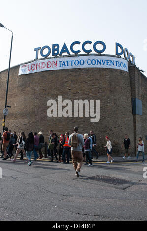 Wapping, Londra, Regno Unito. Il 27 settembre, 2013. La messa in coda per l'iscrizione alla nona edizione del London Tattoo Convention. © Terence Mendoza/Alamy Live News Foto Stock