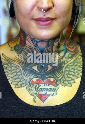Londra, Regno Unito. Il 27 settembre 2013. Tatuato collo in corrispondenza del 9° International London Tattoo Convention 2013, Londra, Inghilterra. Più di 300 tattoo artisti provenienti da tutto il mondo fatta convergere sul Dock di tabacco a Londra per mostrare e dimostrare la loro tatuaggio disegni e modelli. © Paul Brown/Alamy Live News Foto Stock