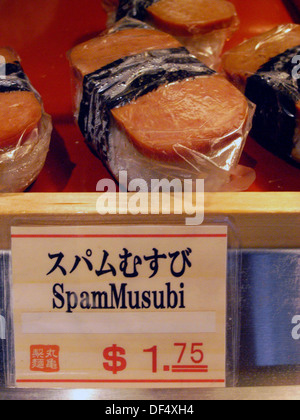 Lo spam musubi - fusione del pacifico e cucina polinesiana - fast food per la vendita in Waikiki Hawaii Foto Stock