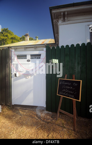 Blackboard segno e centrino bunting accoglie gli ospiti home ricevimento di nozze, Brisbane, Queensland, Australia. N. PR Foto Stock