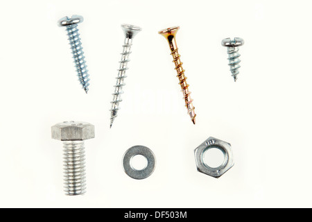 Le viti e il dado, il bullone e la rondella sullo sfondo semplice Foto Stock
