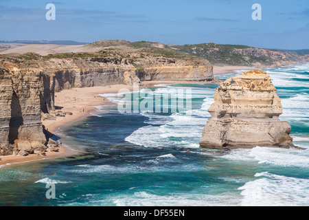 Alcuni dei dodici Apostoli risplendono al sole del pomeriggio in una calda giornata estiva vicino a Port Campbell, Victoria, Australia Foto Stock