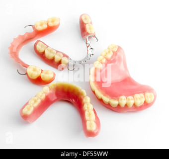 Dentiera impostato su sfondo bianco Foto Stock