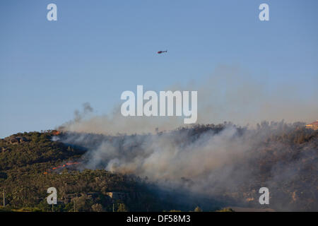 Palm Beach, Sydney, Australia 28 Sep, 2013. Bush il fuoco si diffonde attraverso Barrenjoey capezzagna a Palm Beach vicino a Sydney, Australia Sabato 28 settembre 2013. Credito: martin berry/Alamy Live News Foto Stock