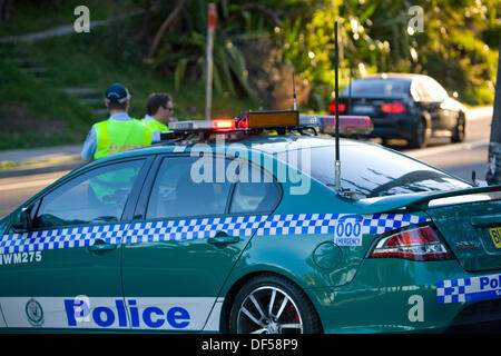 Palm Beach, Sydney , Australia 28 settembre 2013. Il fuoco del Bush si diffonde attraverso Barrenjoey Headland a Palm Beach vicino a Sydney, Australia, sabato 28 settembre 2013. Polizia australiana presente alla guida di auto della polizia Ford credito: martin berry/Alamy Live News Foto Stock